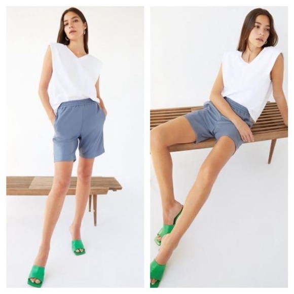 Aritzia Babaton Cropped Padded Shoulder V Neck Muscle Tee in White XS - Picture 2 of 7